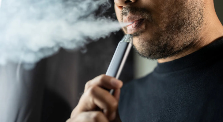 ثقل اللسان يكشف خللا صحيا لم يكن في الحسبان: شاب يدخن الفيب ويفاجأ بتشخيص صادم