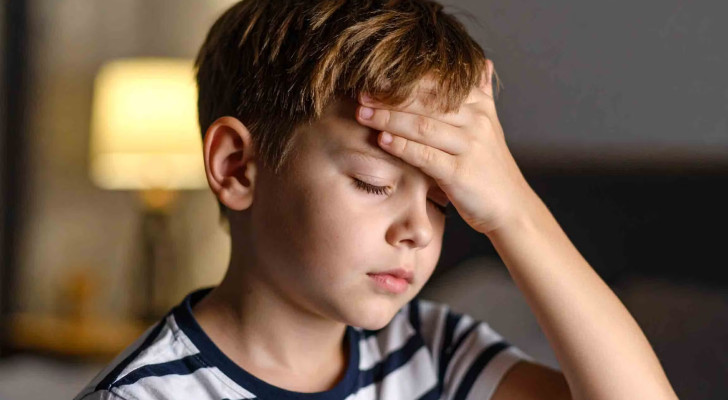 إحدى الأمهات تشكو: طفلي يصاب بالصداع المستمر بعد المدرسة.. ما التفسير الطبي؟