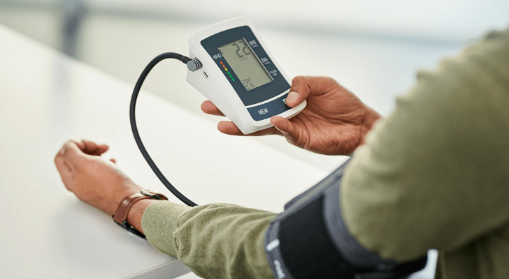 ما الأفضل لقياس ضغط الدم؟ اليد اليسرى أم اليمنى؟