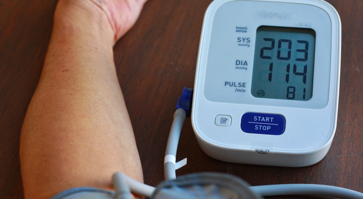 كيف تخفض ضغط الدم؟ دليل شامل بالطرق الطبيعية والدوائية