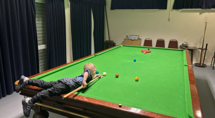 أصغر لاعب بلياردو بالعالم يسطر اسمه في غينيس بعمر عامين!
