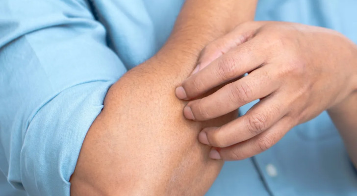 الحكة المستمرة بدون طفح: متى تكون مؤشر على سرطان الدم أو الكبد؟