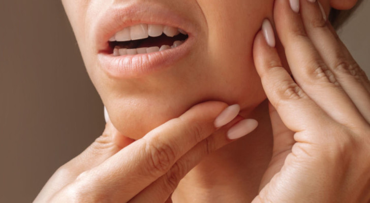 امرأة (40 سنة) تعاني من تنميل في الوجه أو الشفاه بصورة مستمرة.. ما التفسير الطبي؟