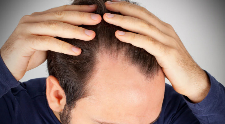 تحذير لكل رجل.. ودع شعرك إذا لم تستغن عن هذه العادة السيئة!