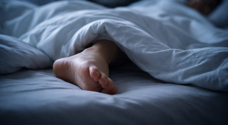 لا تستطيع النوم إلا إذا تركت قدمك خارج الغطاء؟ العلم يفسر السبب!