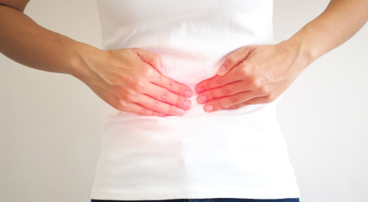 امرأة في الـ ٤٤ من العمر تعاني من ألم متكرر أسفل السرة.. ما السبب الطبي؟