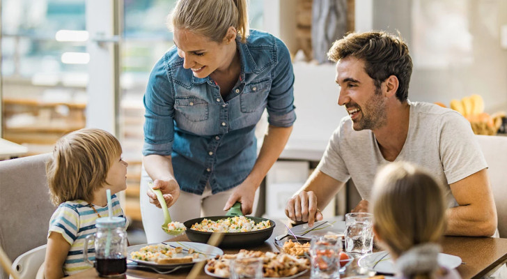 الاجتماع العائلي على المائدة: السر الخفي لتفوق طفلك في مدرسته!