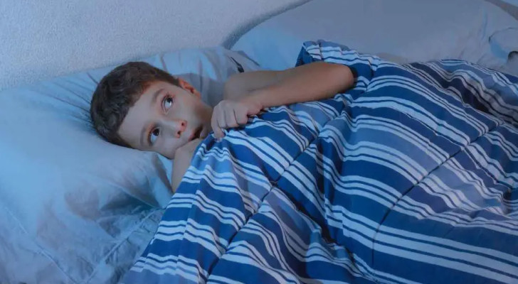 طفلك يعاني من قلق وخوف ليلي متكرر: دليلك لفهم المشكلة ومواجهتها