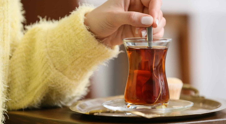 خبراء الصحة يحذرون: الشاي المغلي جدا قد يلحق الضرر بجسمك أسرع مما تتصور!