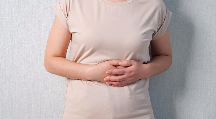 امرأة تشعر بنبضها دوما في بطنها.. ما السبب؟ وما التفسير الطبي؟