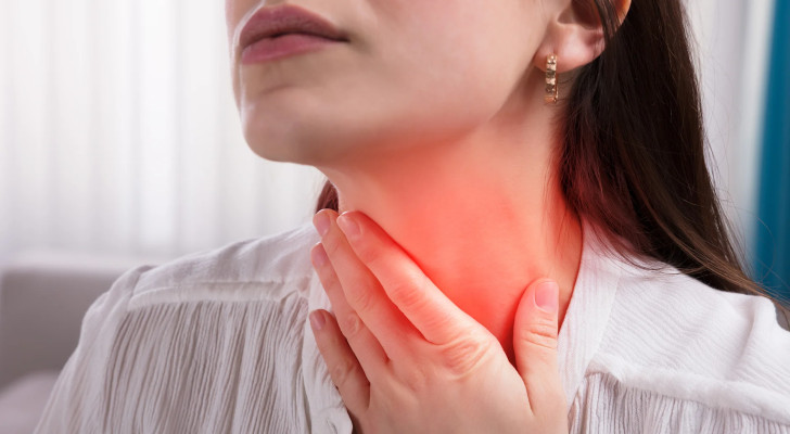 سيدة تشعر بضغط غريب في الرقبة عند البلع، هل الغدة الدرقية؟ أم هناك ورم في الحنجرة؟