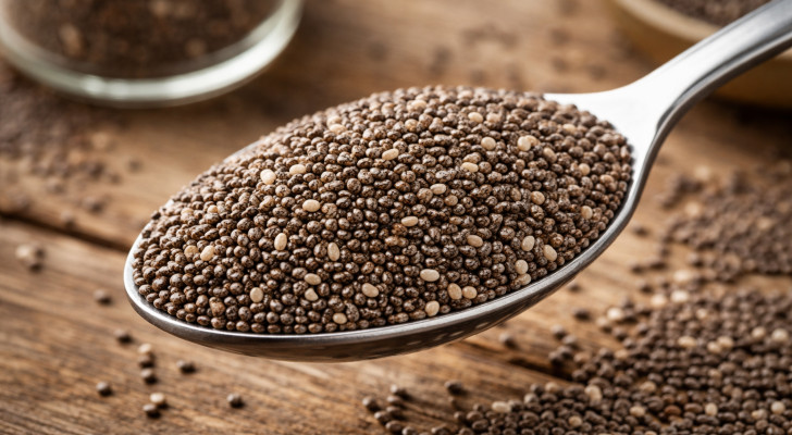 لكل رجل بين 30 و35 سنة: ماذا يحدث لجسمك إذا أكلت ملعقة من بذور الشيا يوميا؟