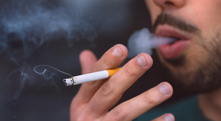 فمك ليس مطفأة سجائر! كل سجارة تشعلها… فمك يتحول إلى مقبرة للأسنان!