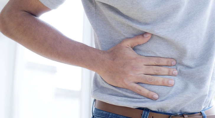 وجع مربك في يمين بطنك قد يهدد حياتك… هل هو من المرارة أم الزائدة؟