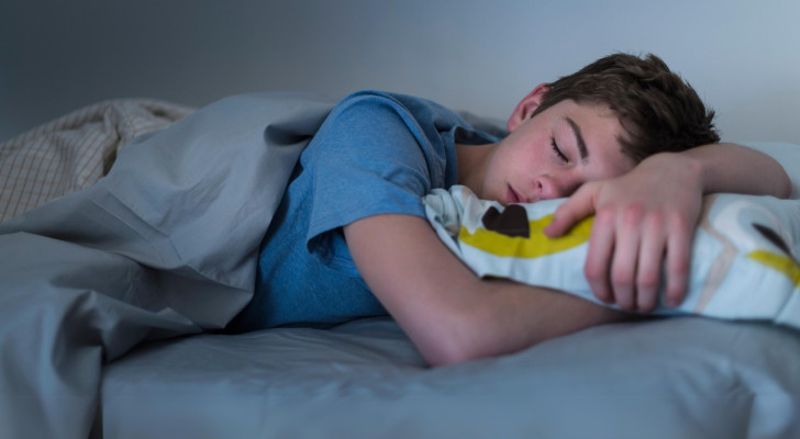 أبحاث جديدة: النوم المبكر يزيد التركيز والذاكرة لدى المراهقين ويعزز التفوق الدراسي