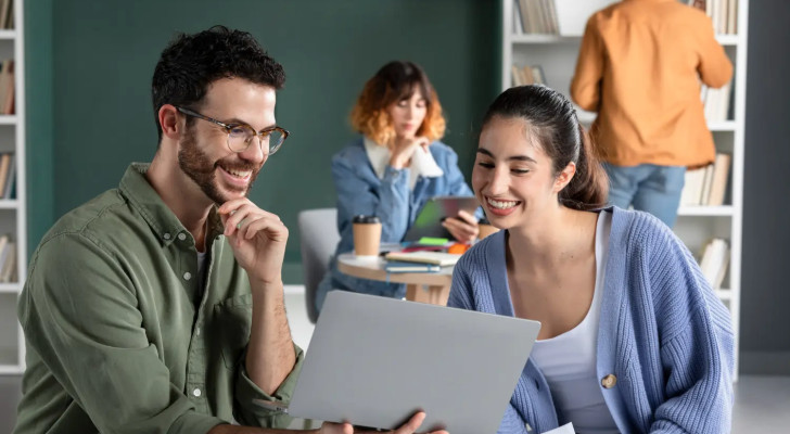 خلافا للاعتقاد السائد: الأحاديث الجانبية في العمل ترفع أداء الموظف والمؤسسة ولا تضعفه!