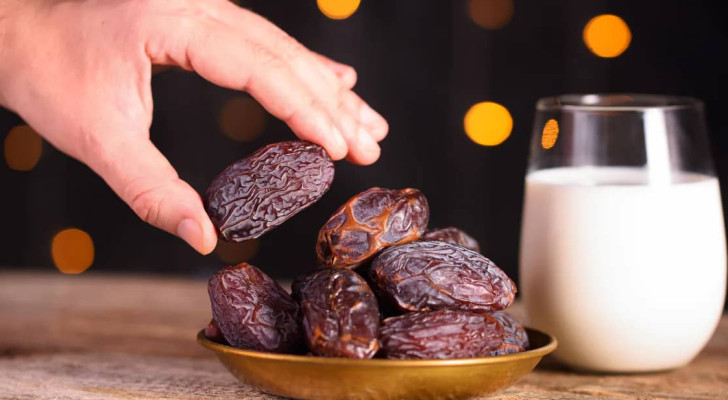 تناول التمر مع الحليب عند الإفطار.. فوائد علمية مذهلة!