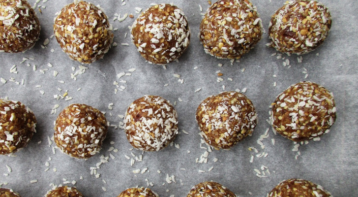 ما الأكثر فائدة؟ كرات التمر المحشوة بالطحينية أم المحشوة بعجينة الفستق الحلبي؟