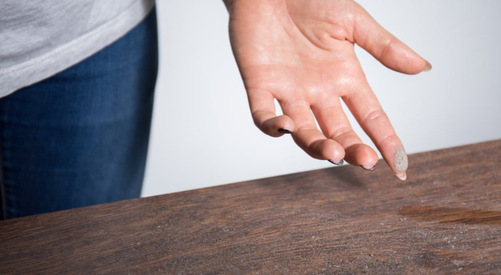 حيلة ذكية عند مسح الغبار عن الأثاث تمنع تراكمه مرة أخرى