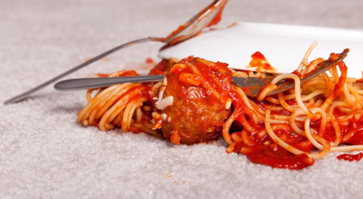 كيف تزيل بقعة الصلصة الحمراء من السجاد بأمان وفعالية بدون أي أثر؟