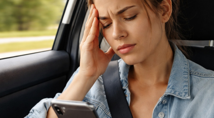 لماذا نشعر بالدوخة إذا تصفحنا هواتفنا أثناء رحلات الطريق بالسيارة؟