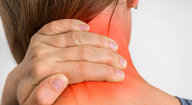 تعرف عليها قبل أن تتفاقم! أعراض إذا ظهرت عليك تشير إلى إصابتك بديسك الرقبة