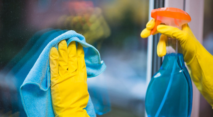 حيلة ذكية لتنظيف الشبابيك ومنع الغبار من الالتصاق بزجاجها