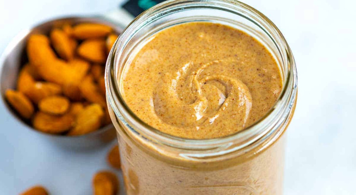 زبدة اللوز أم الفول السوداني؟ أيهما الأفضل لصحتك؟