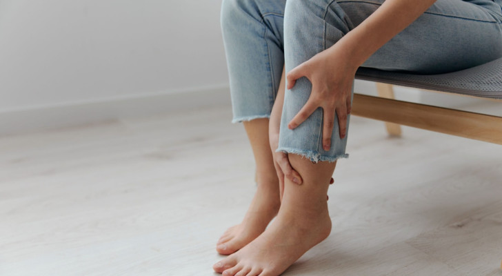 لماذا تشعر بوخز يشبه الكهرباء في ساقيك؟ التفسير الطبي الكامل