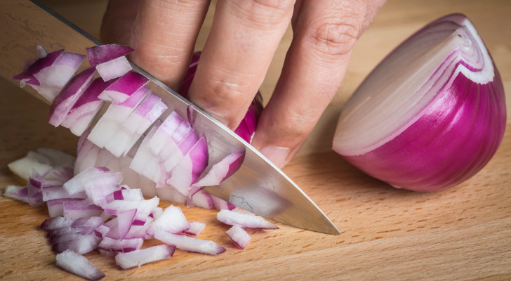 لا دموع بعد اليوم: اكتشاف ياباني ينهي معاناة الطهاة أثناء تقطيع البصل!