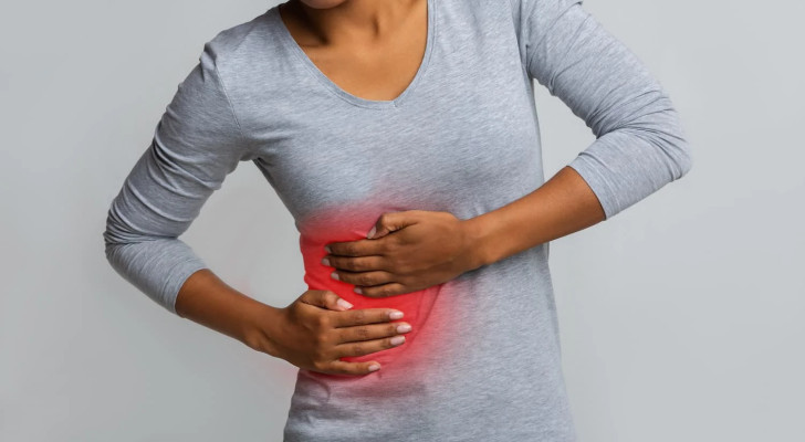 ألم البطن من الجهة اليمنى العليا: متى يكون مجرد شد عضلي ومتى يحتاج لطبيب؟