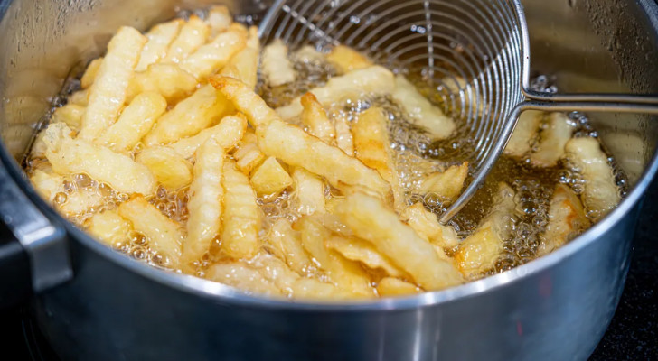 حيلة أثناء القلي تجعل طعامك مقرمشا  ولا يمتص الزيت