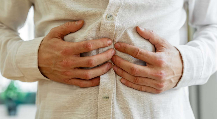 قرقرة المعدة ليست دائما إشارة على الجوع… 3 أمراض قد تكون السبب!