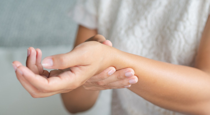 خدر اليدين أثناء النوم… إشارات يرسلها جسمك لا تهملها