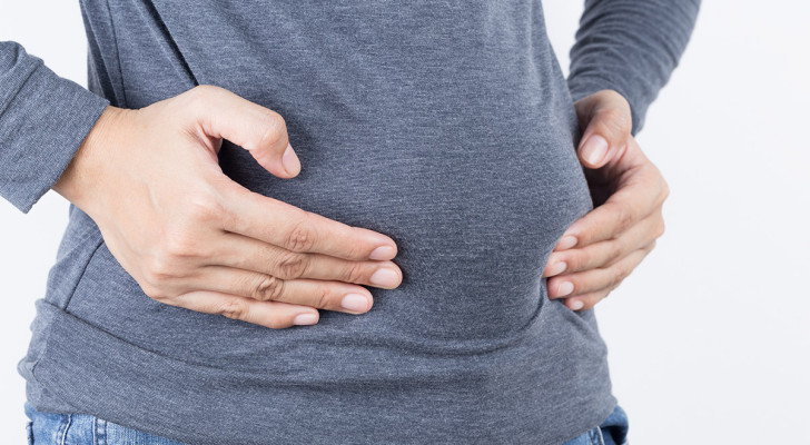 ما سبب انتفاخ البطن قبل الدورة بعدة أيام؟ وهل هو خطير؟