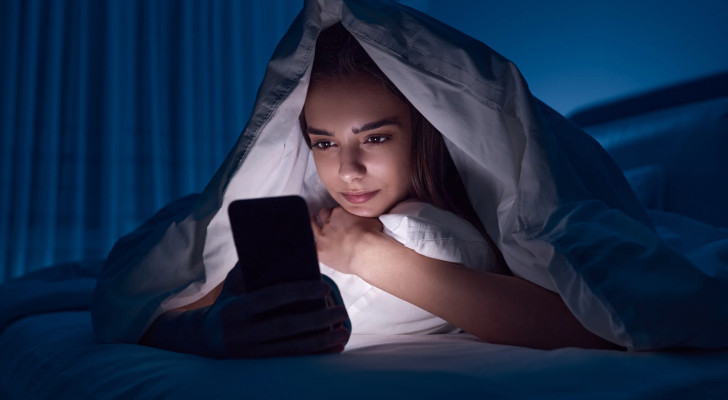 خبراء: احذر قبل النوم.. النظر لهاتفك يعادل شرب كوبين من القهوة!