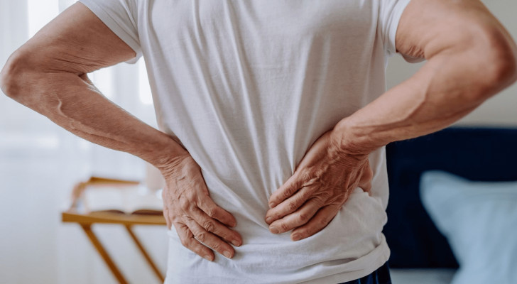 لا تتجاهل ألم ظهرك الغامض… هذه العلامات قد تشير إلى سرطان مخفي!