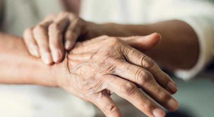 ما أفضل طريقة علاج للتحكم في رعشة مرض باركنسون؟