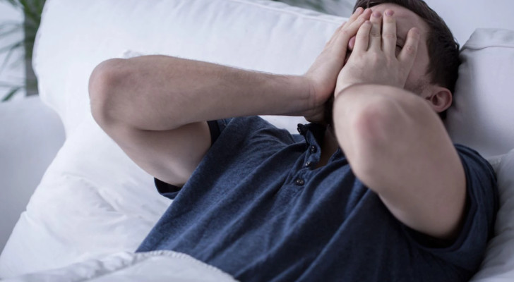 لماذا ينتفض جسمك فجأة أثناء النوم؟ السبب قد يفاجئك!