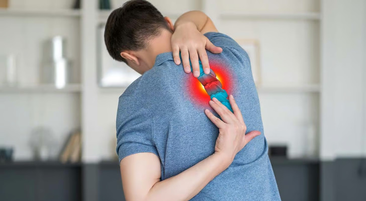 ما سبب الشعور بألم في المنطقة المتوسطة بين الكتفين مع الغثيان والدوار؟