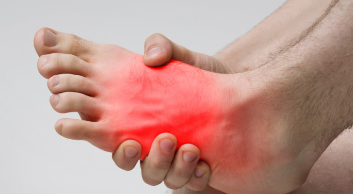 سخونة القدمين ليلا.. ما السبب؟ إشارة هامة من جسمك يجب ألا تتجاهلها