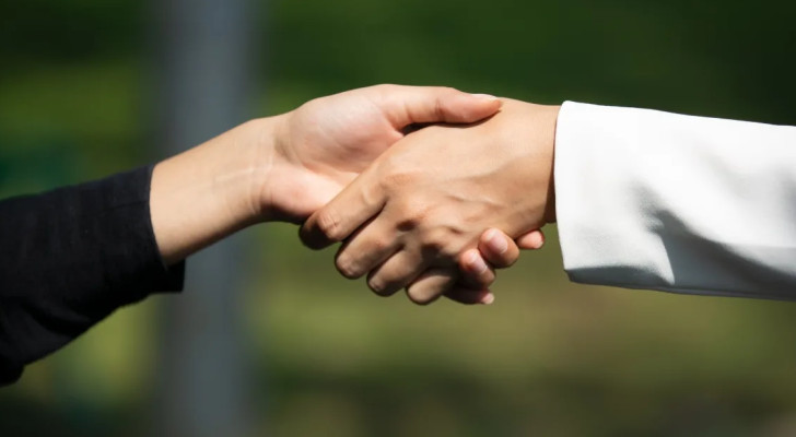 خبراء: قوة مصافحتك لمن أمامك تكشف عن صحة دماغك! ولكن كيف؟