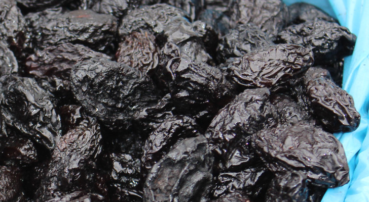 فاكهة مجففة تعالج الهشاشة.. سر طبيعي يعزز كثافة العظام عند النساء بعد سن اليأس!