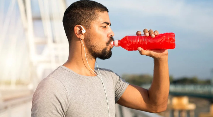 تحذير لكل رجل: مشروبات الطاقة والمشروبات السكرية قد تسرق هدوءك النفسي وشعرك!