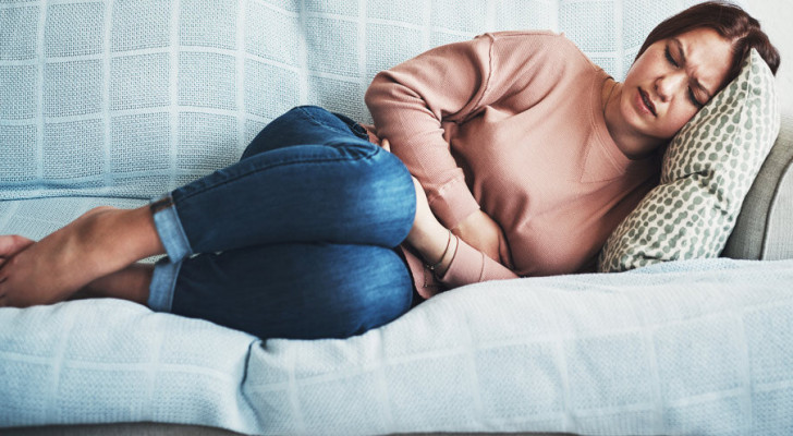 امرأة في الأربعين تعاني من ثقل الحوض وآلام أسفل الظهر وتسرب البول: ما التفسير الطبي؟