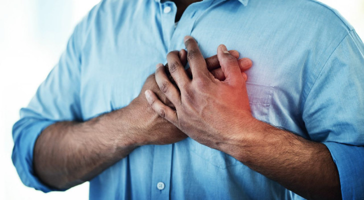 شاب عشريني يسأل: لماذا أشعر بوخز في القلب عند التنفس العميق؟