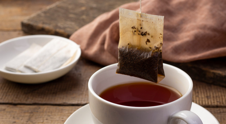 10 فوائد مذهلة لأكياس الشاي المستعملة… لن ترميها بعد اليوم!