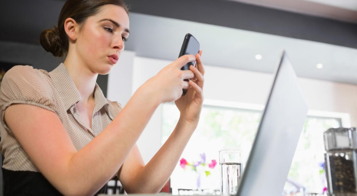 إنتاجية 0%.. تطبيقات المراسلة تقتل تركيز الموظفين.. أبحاث تثبت هذا الفخ!