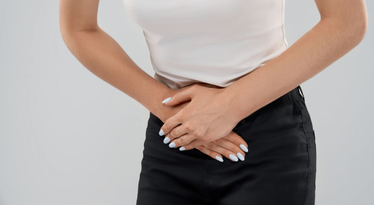ٱمرأة تعاني من ألم حاد أسفل ٱلبطن يختفي ويعود… ما ٱلتشخيص ٱلمحتمل؟