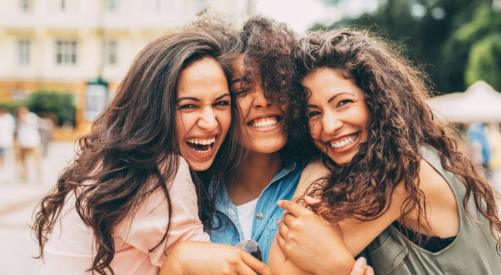 لماذا بعض الأصدقاء يصمدون في حياتنا لأكثر من 10 سنوات؟ علم النفس يكشف السبب